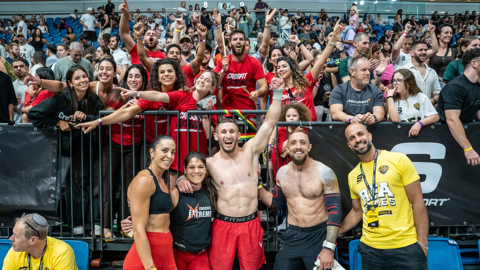 ספורטאי CrossFit Extreme חוגגים ניצחון באליפות עם קהל תומכים