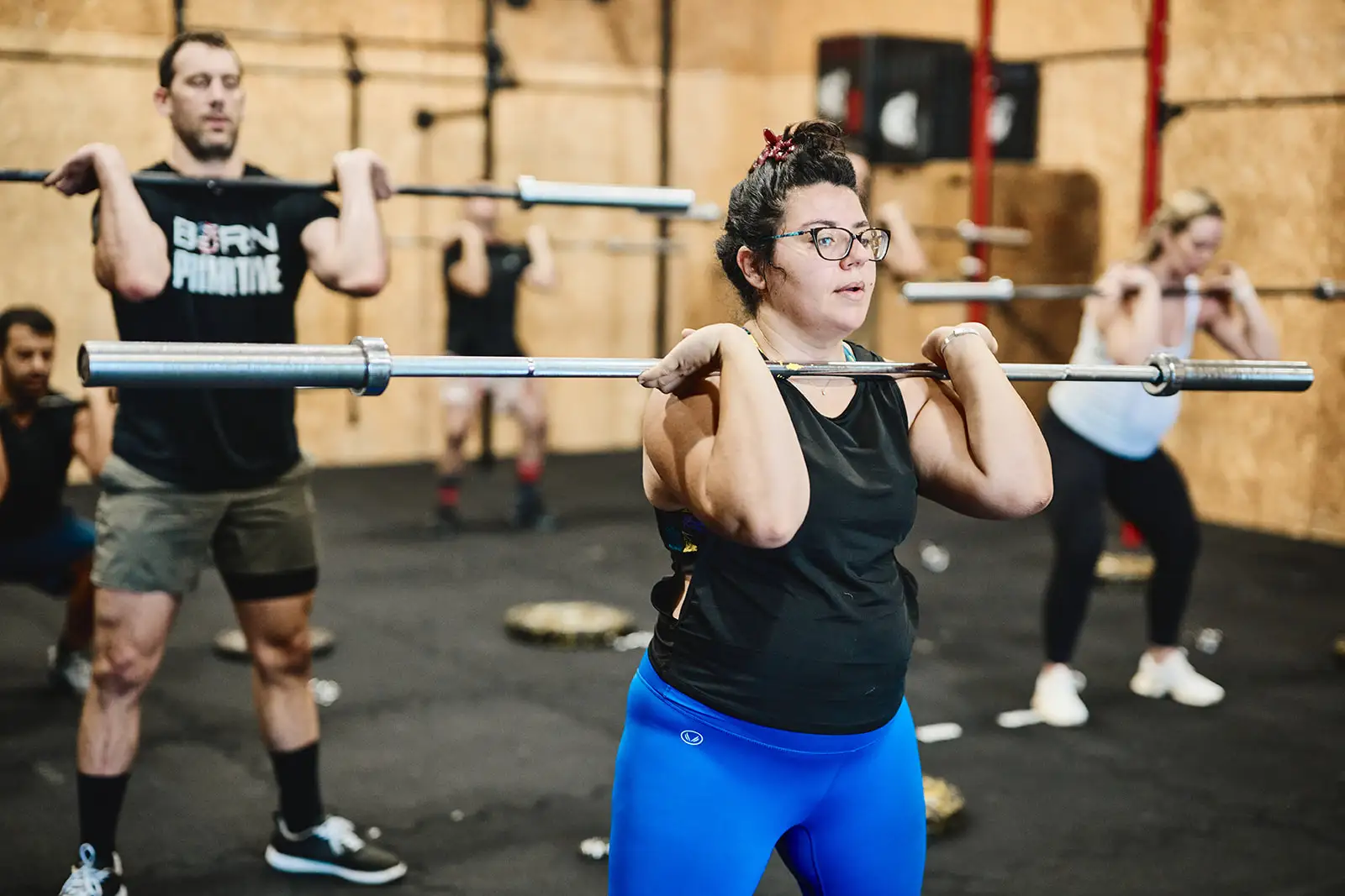 תרגול משותף עם מוטות במועדון CrossFit Extreme