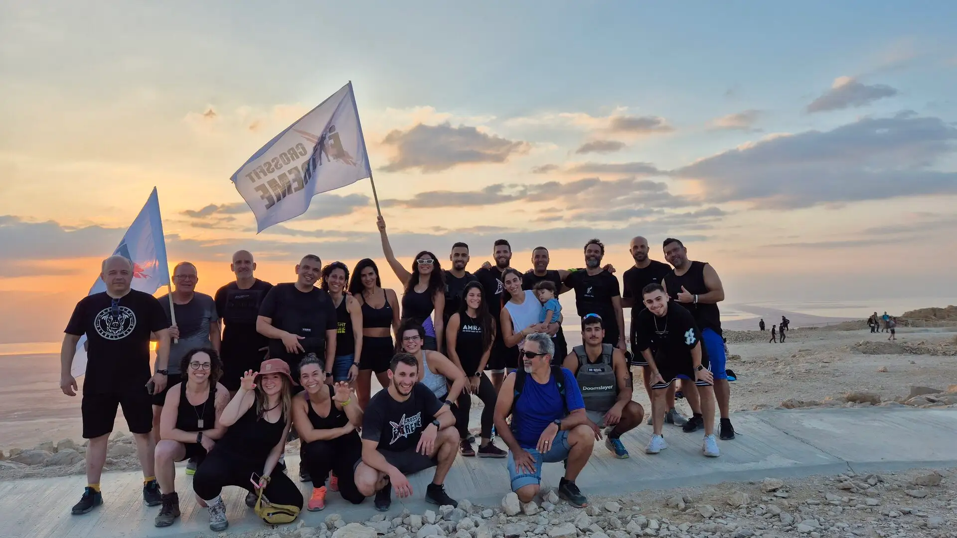קהילת CrossFit Extreme אור יהודה פעילה יחד בשעת שקיעה